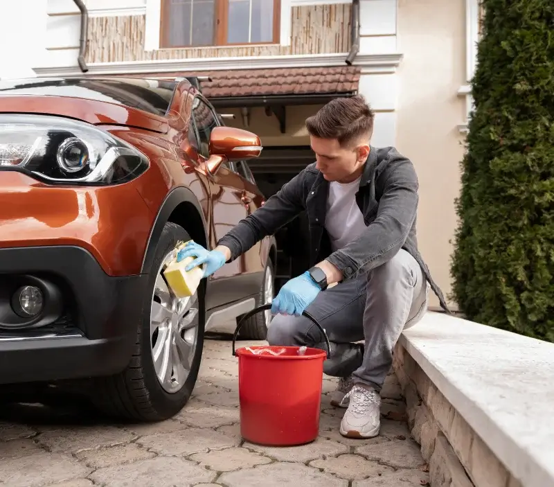 Lavage auto à domicile Poule-les-Écharmeaux : professionnel intervenant sur un véhicule
